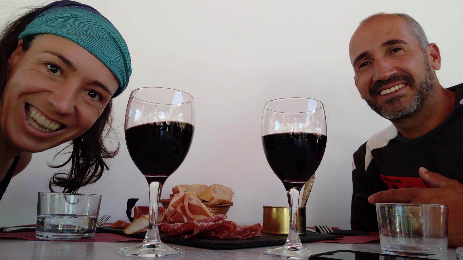 disfrutando de una comida en ruta